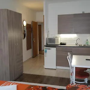 Apartament West, Budapeszt
